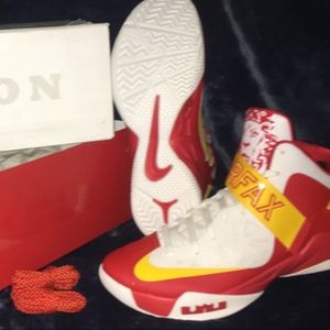 LeBron James home fairfax high zoom PE NWT
Never been worn!!!